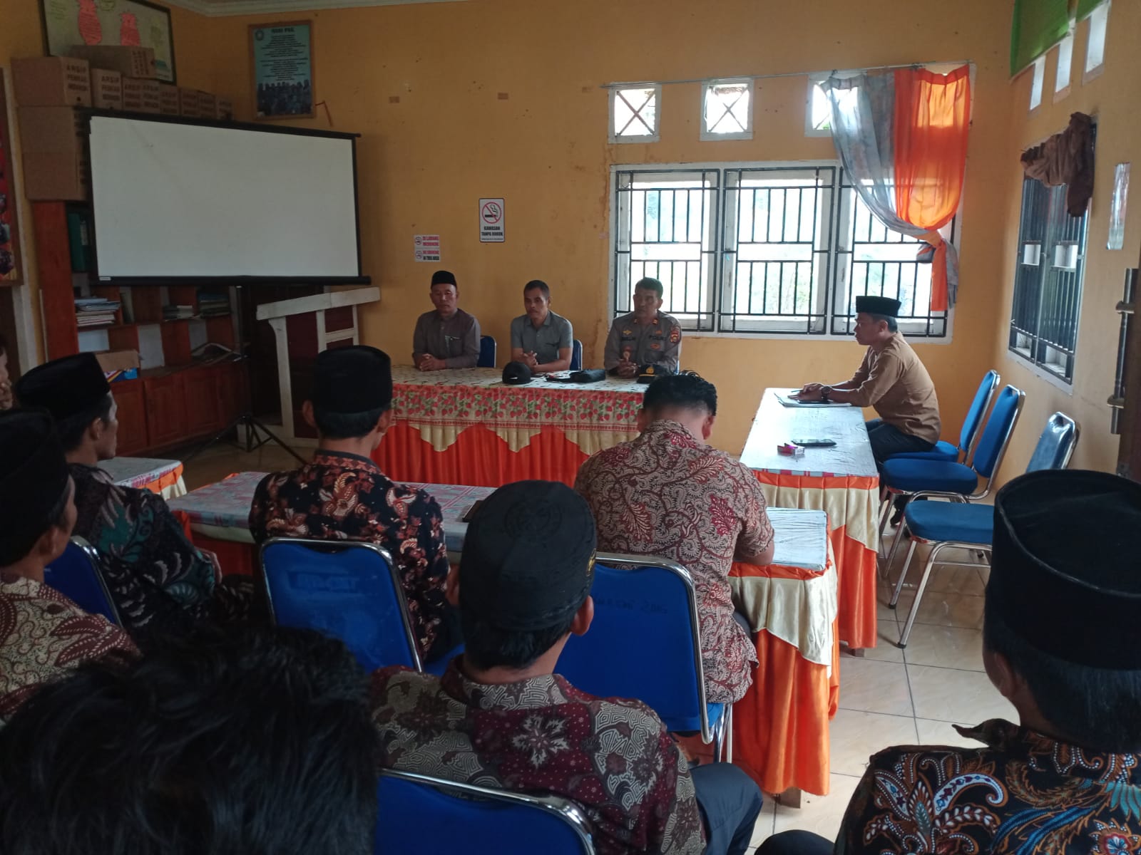 Kapolsek Jangkat Iptu. Amrullah,Gelar Jum’at Curhat Di Kantor camat Jangkat timur.