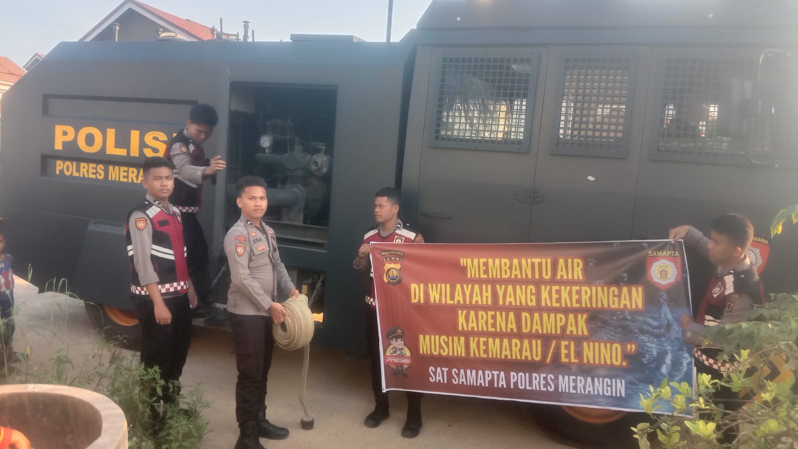 Samapta Polres Merangin Gelar Pembagian Air Bersih pada warga yang terdampak EL NINO.