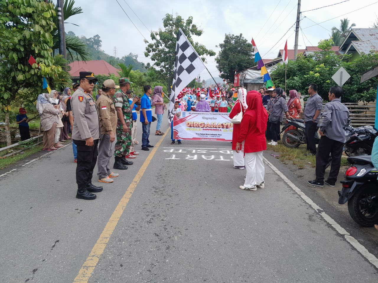 Iptu. Muhammad Yusuf. SH. Dengan Pawai Pembangunan kita harapkan terciptanya kedisiplinan, Keharmonisan dan Menumbuhkan Nilai persaudaraan di Tengah Masyarakat.