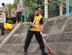 Dalam Rangka Memperingati Hari Kemerdekaan RI Yang Ke 78 Kapolres Tebo Beserta Anggota Membersihkan Sampah Di Sekitar Taman Tanggo Rajo