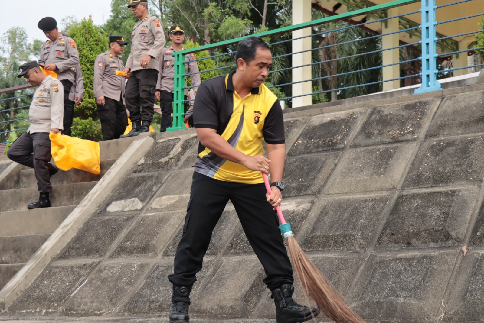 Dalam Rangka Memperingati Hari Kemerdekaan RI Yang Ke 78 Kapolres Tebo Beserta Anggota Membersihkan Sampah Di Sekitar Taman Tanggo Rajo