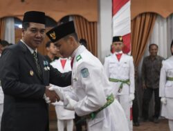 Wabup Nilwan Kukuhkan 31 Orang Anggota Paskibraka Kibarkan Bendera Merah Putih pada HUT RI ke-78