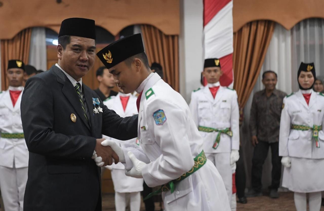 Wabup Nilwan Kukuhkan 31 Orang Anggota Paskibraka Kibarkan Bendera Merah Putih pada HUT RI ke-78