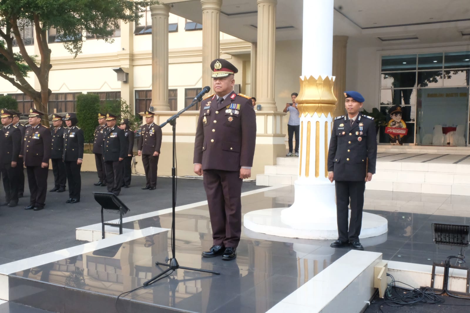 Wakapolda Jambi Brigjen Pol Drs Yudawan Roswinarso, SH. MH  Selaku Inspektur Upacara Hari Kemerdekaan Republik Indonesia Ke 78 Bertempat Di Lapangan Hitam Mapolda Jambi