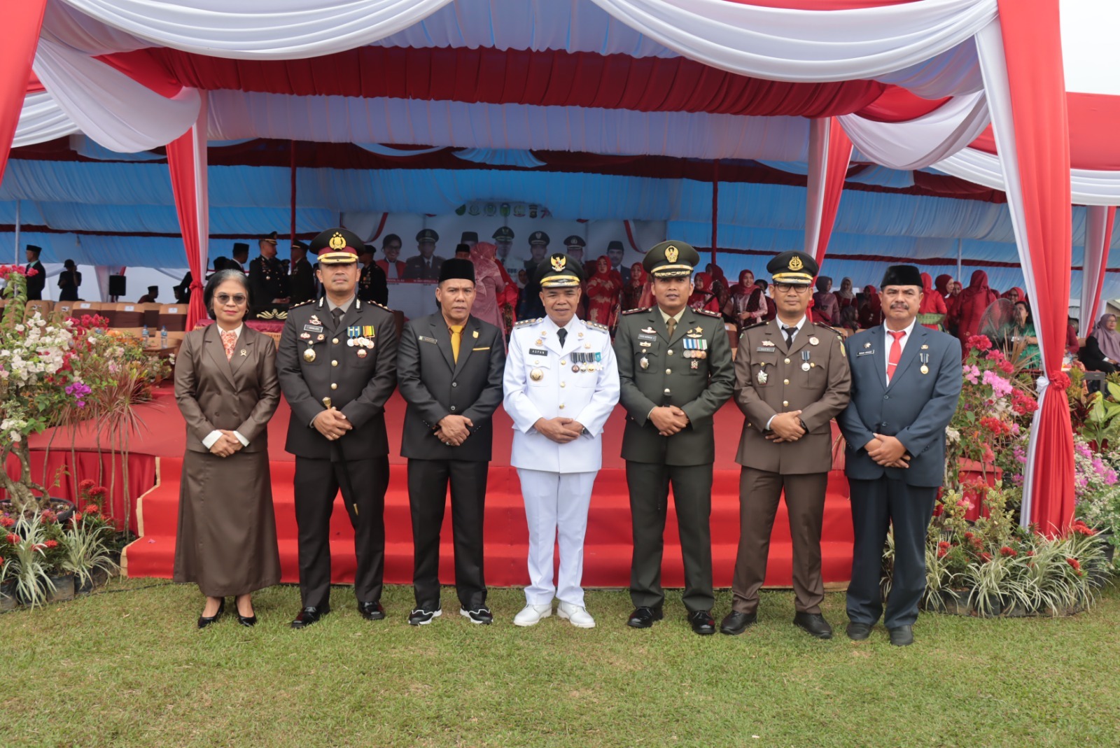 Kapolres Tebo  Bersama Unsur Forkopimda Kabupaten Tebo Ikuti Upacara Bendera Putih Dalam Rangka HUT  RI Ke 78 Di Lapangan Garuda Muara Tebo