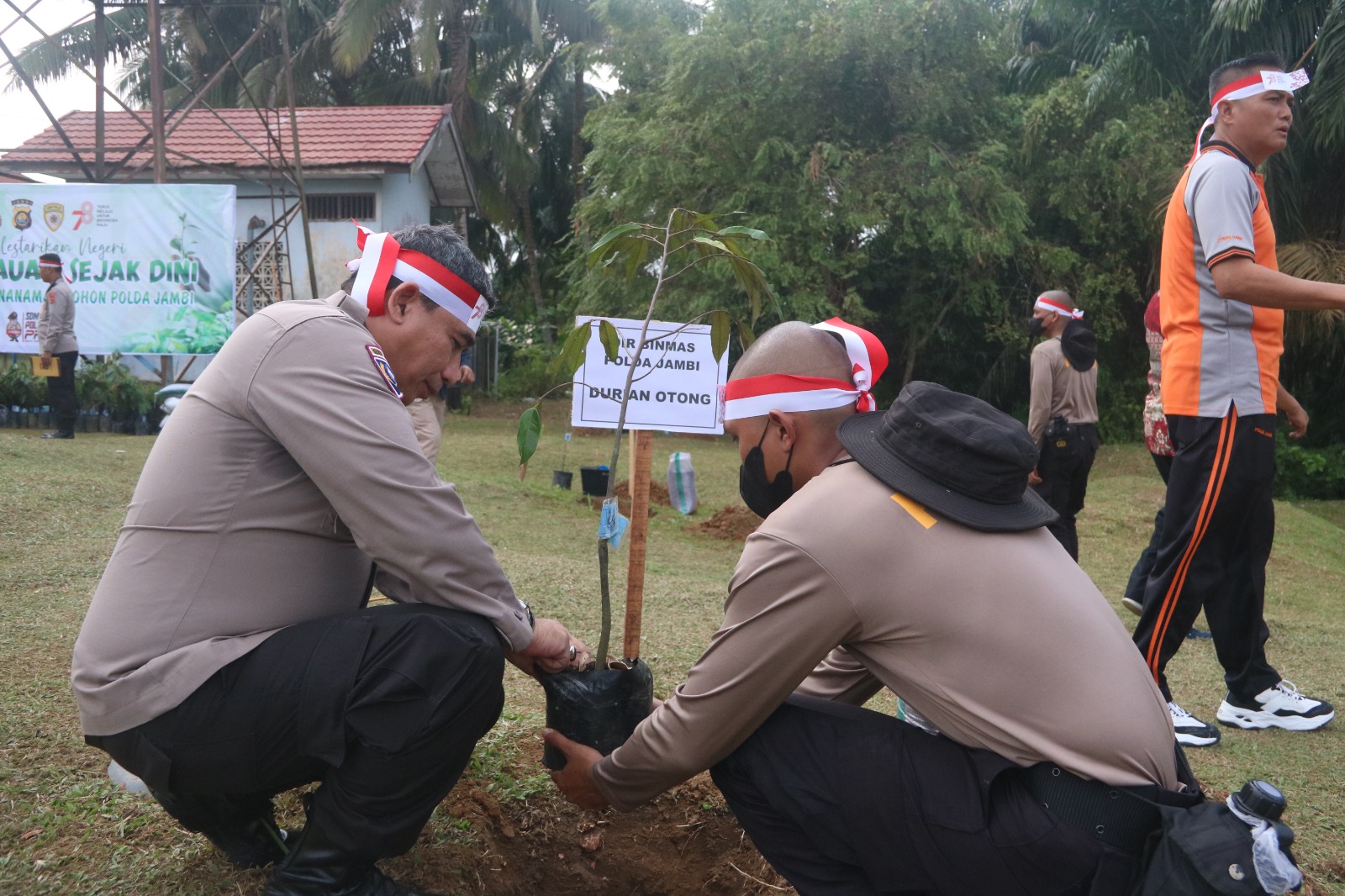 Polda jambi Melakukan Bakti Sosial Penanaman Pohon Dengan Tema  ” Polri Lestarikan Negeri  Penghijauan Sejak Dini ” Di Spn Polda Jambi