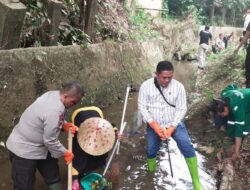 Kapolres Sarolangun AKBP Imam Rachman, S.IK Ajak Personilnya Bersihkan Sungai Beringin di Pasar Bawah