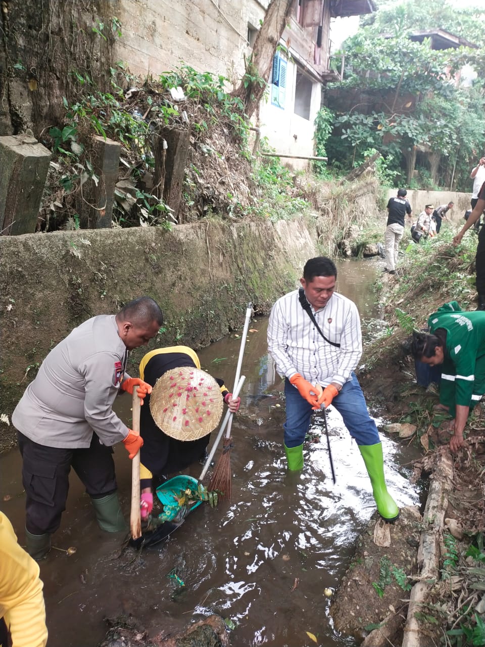 Kapolres Sarolangun AKBP Imam Rachman, S.IK Ajak Personilnya Bersihkan Sungai Beringin di Pasar Bawah