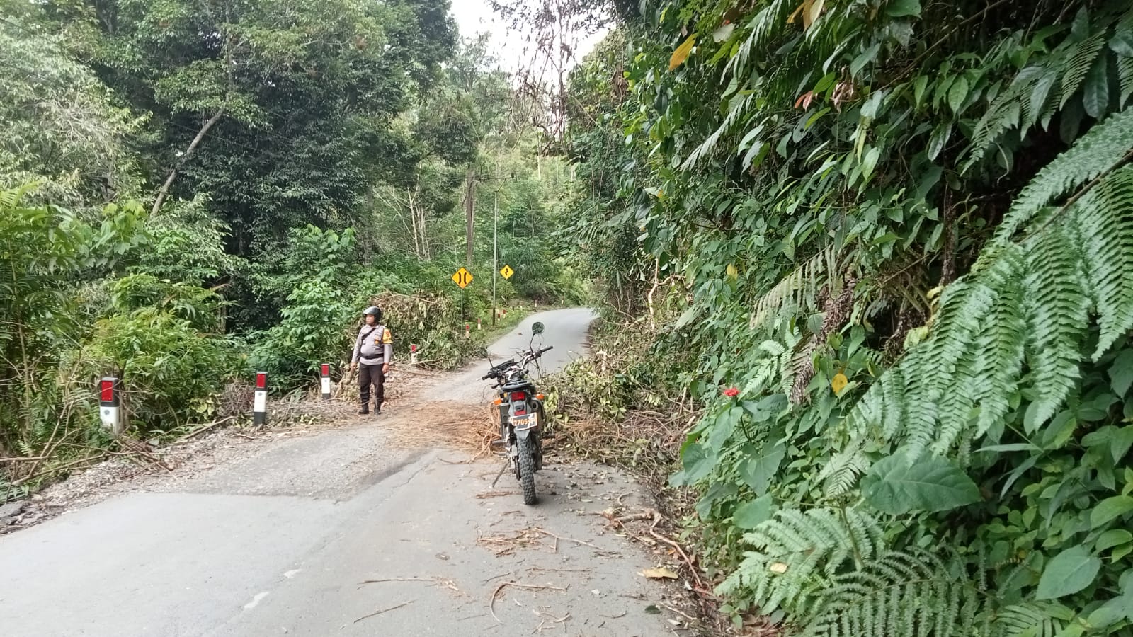 Iptu. Agung Heru . W. S.sy.MM, Kerjasama Warga Pada Pembersihan Ruas Jalan Siau – Jangkat