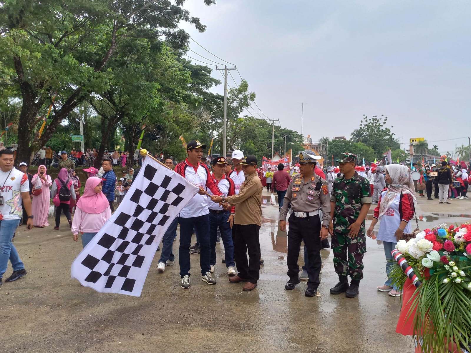 Akp. Bambang Soestyo. SH.MH,Bersama Bupati Merangin Laksanakan Pelepasan Peserta Pawai Pembangunan dalam Rangka HUT RI ke -78