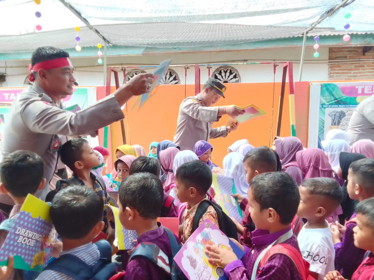 Iptu. Adha Fristanto. SH.MH. Buku Adalah Gudang Ilmu,dengan ” Polri peduli budaya literasi distribusi buku sampai pelosok Nusantara