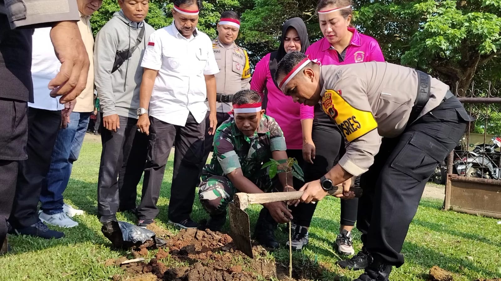 Kapolres Tebo Akbp l Wayan Arta Ariawan. SH. S. Ik. MH Secara Serentak Buka Penanaman  Seribu Pohon Di Jajaran Polsek Sekabupaten  Tebo