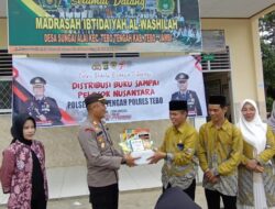 Polsek Tebo tengah Akp Tanto  Manurung SH  Melakukan  Kegiatan  Pendistribusian Buku Ke Madrasah Ibtidaiyah Al Washliyah Desa Sungai Alai