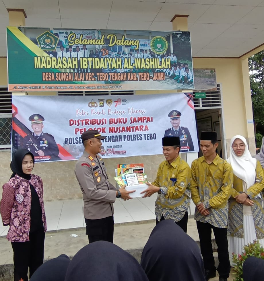 Polsek Tebo tengah Akp Tanto  Manurung SH  Melakukan  Kegiatan  Pendistribusian Buku Ke Madrasah Ibtidaiyah Al Washliyah Desa Sungai Alai