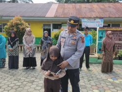 Polsek Tebo Ilir  Melaksanakan Kegiatan Pendistribusian Buku Di SD Negeri  138/VIII  Sungai Bengkal