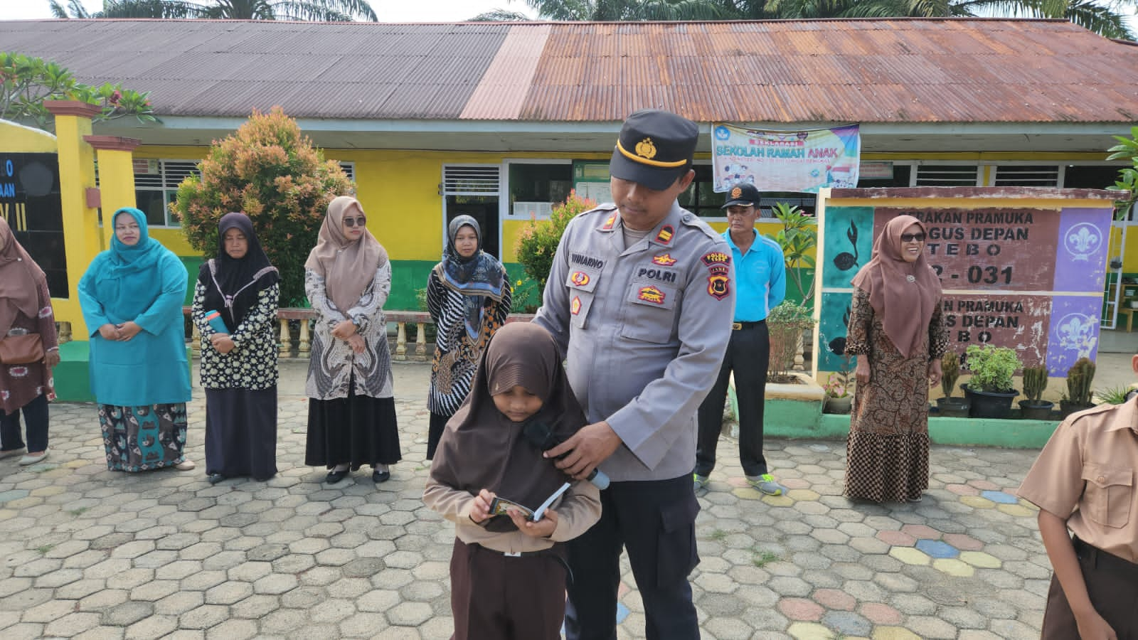 Polsek Tebo Ilir  Melaksanakan Kegiatan Pendistribusian Buku Di SD Negeri  138/VIII  Sungai Bengkal