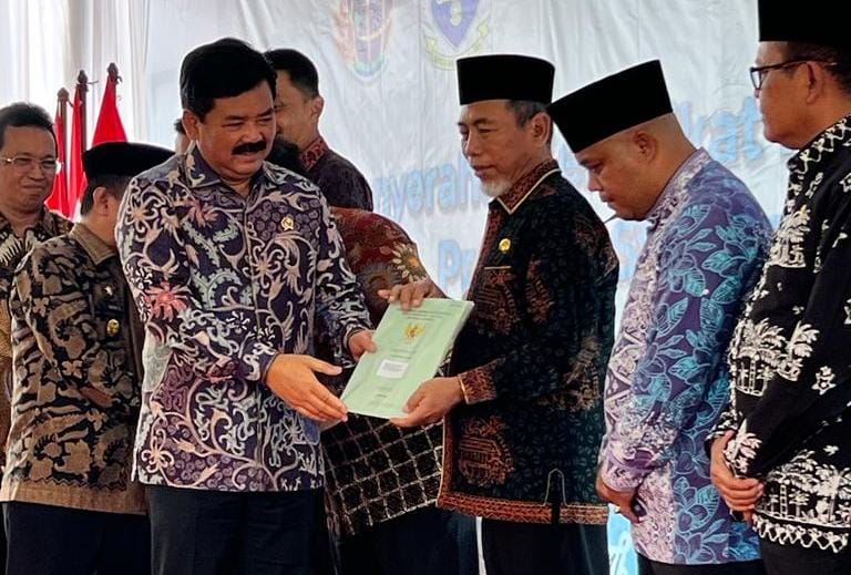 Bupati Merangin Terima Sertifikat dari Menteri ATR/BPN pada Acara Panen Raya Sertifikat PTSL di Candi Muaro Jambi