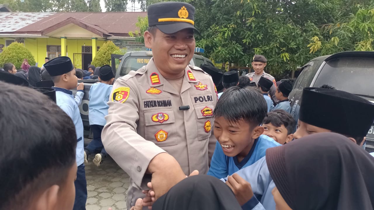 Buku Sumber Ilmu Pengetahuan, Jajaran Polsek Tabir Selatan Laksanakan Silaturrohmi dengan Pembagian Buku.