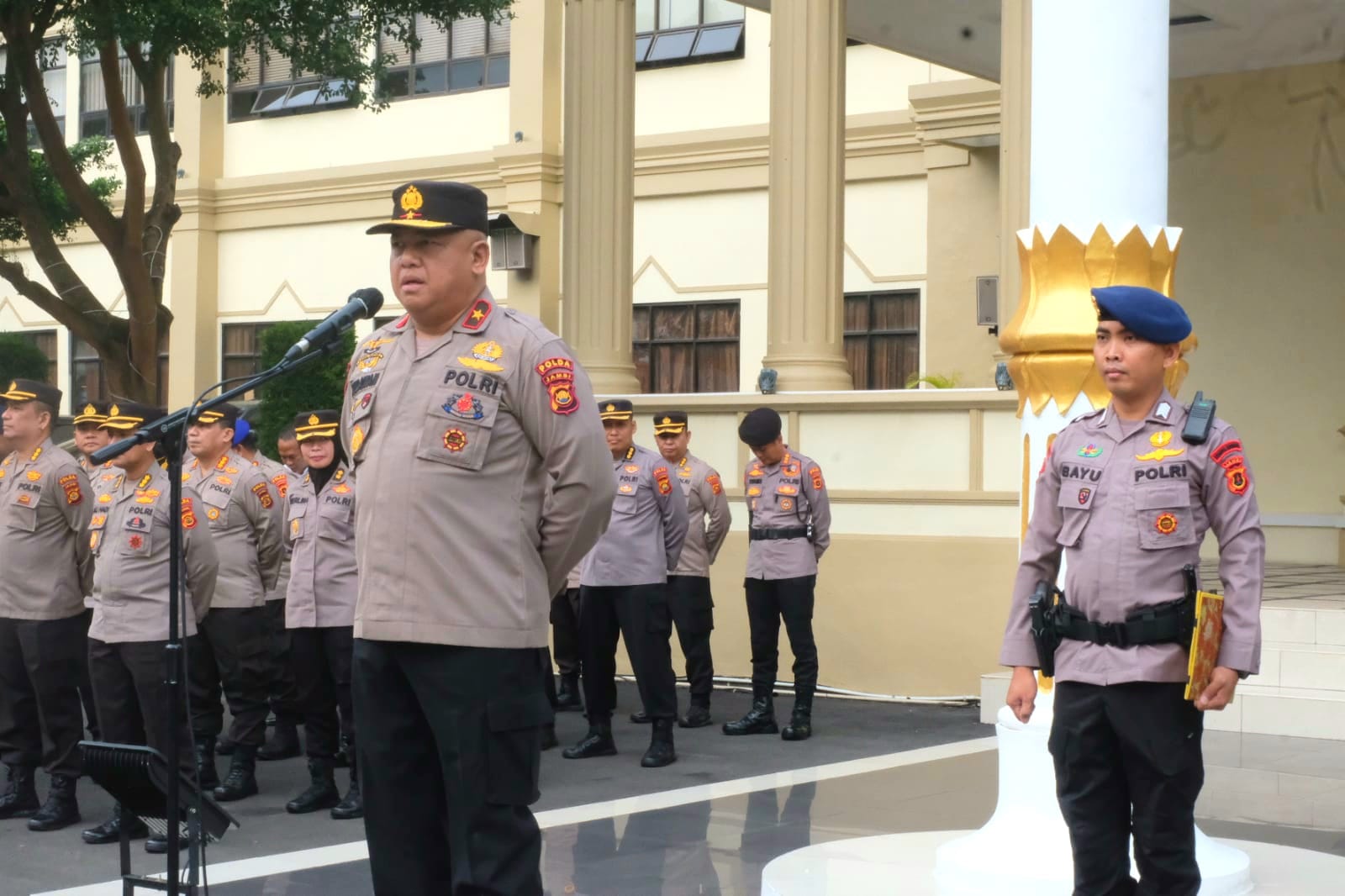 Wakapolda  Jambi Brigjen Pol, Yudawan Roswinarso Pimpin Pelaksanaan Apel Pagi Personel Polda Jambi