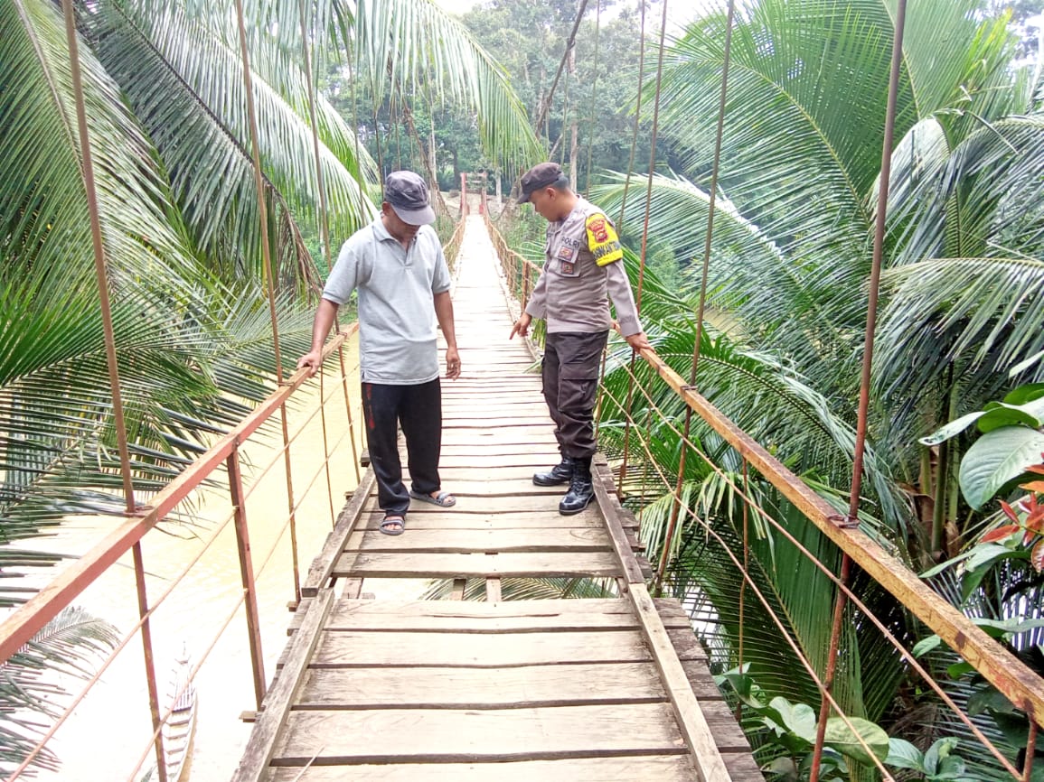 Jembatan Gantung di Desa Rantau Gedang Rusak Parah, Bhabinkamtibmas Himbau Warga Hati Hati