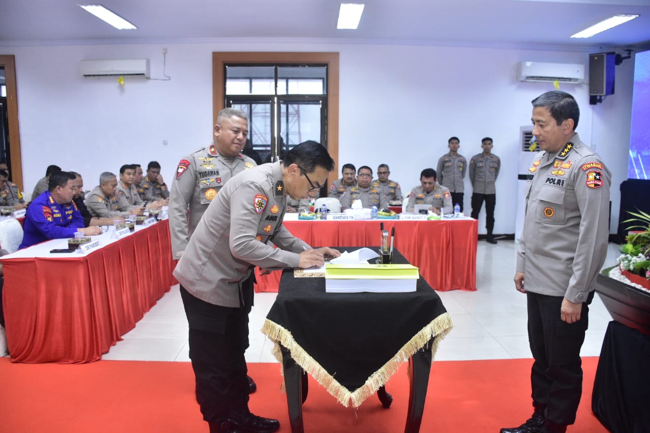 Wakapolda Jambi Brigjen Pol. Yudawan Roswinarso sambut kedatangan Irwasum Polri Komjen Pol. H. Ahmad Dhofiri