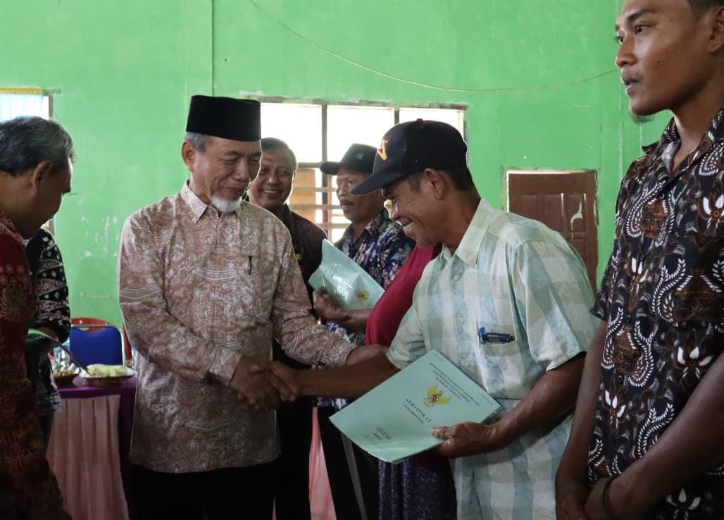 Bupati Merangin Serahkan Sertifikat Redis Tanah Renstran Eks Transmigrasi untuk Pemukiman