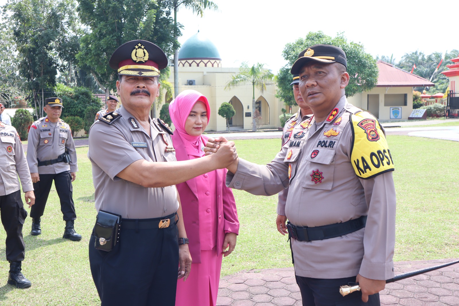 Kapolres Saraolangun AKBP. Imam Rachman. S.IK. Pimpin Upacara Pelantikan Pangkat Pengabdian Kompol Bambang Kuswanto