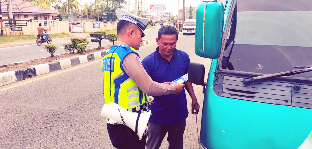 Polantas Berikan Himbauan :  Dan Bagikan Brosur Keselamata Kepada Supir Angkutan Umum – Untuk Mencegah Hal² Negatif