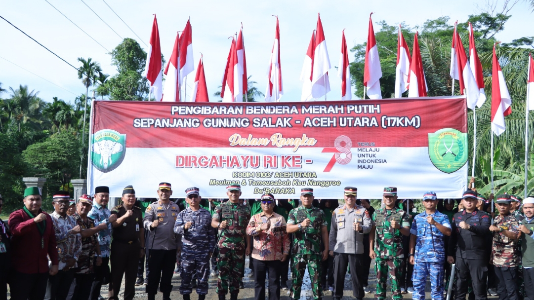 Jelang HUT RI Ke 78 :  TNI – POLRI Bersinergi Kibarkan Bendera Merah Putih Sepanjang 17 Km Digunung Salak