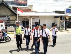 Cegah Kecelakaan :  Polantas Lhokseumawe Beri Pelayanan Kepada Siswa Nyebrang Jalan Raya