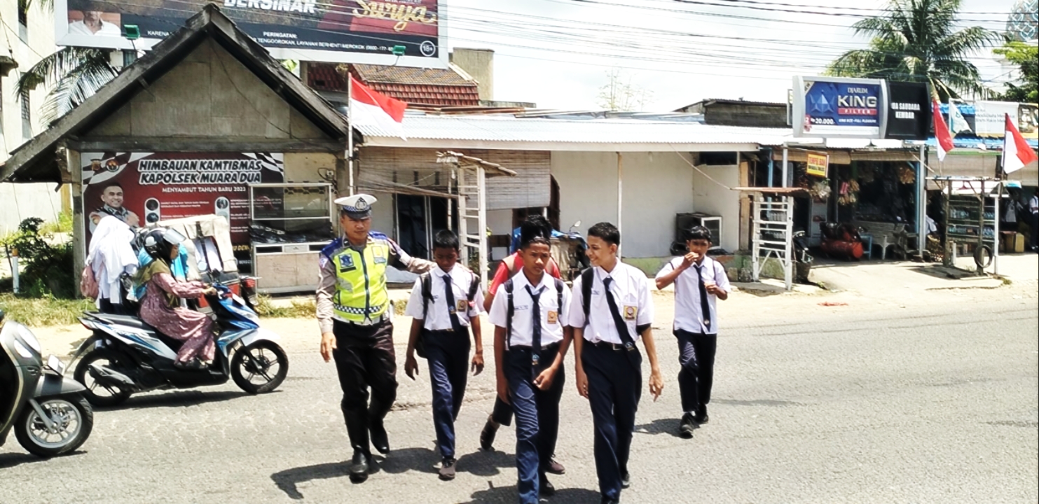 Cegah Kecelakaan :  Polantas Lhokseumawe Beri Pelayanan Kepada Siswa Nyebrang Jalan Raya