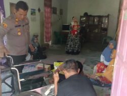 Jum’at Berkah Polsek Tabir Selatan Serahkan Kursi Roda pada Nenek Usia 70 tahun