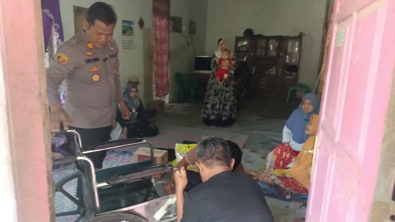 Jum’at Berkah Polsek Tabir Selatan Serahkan Kursi Roda pada Nenek Usia 70 tahun