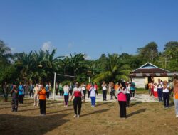 Dalam Kegiatan Binwiltasla, Lanal Bengkulu Ajak Masyarakat Pulau Enggano Olahraga Bersama