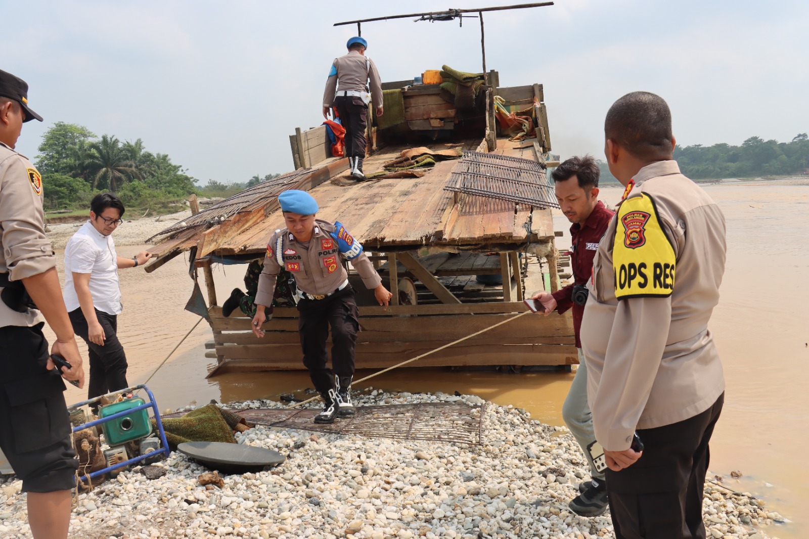 Kapolres Sarolangun Turun Langsung bawa Tim Gabungan TNI Polri dan Pemda Tertibkan Peti Di Desa Pulau Aro