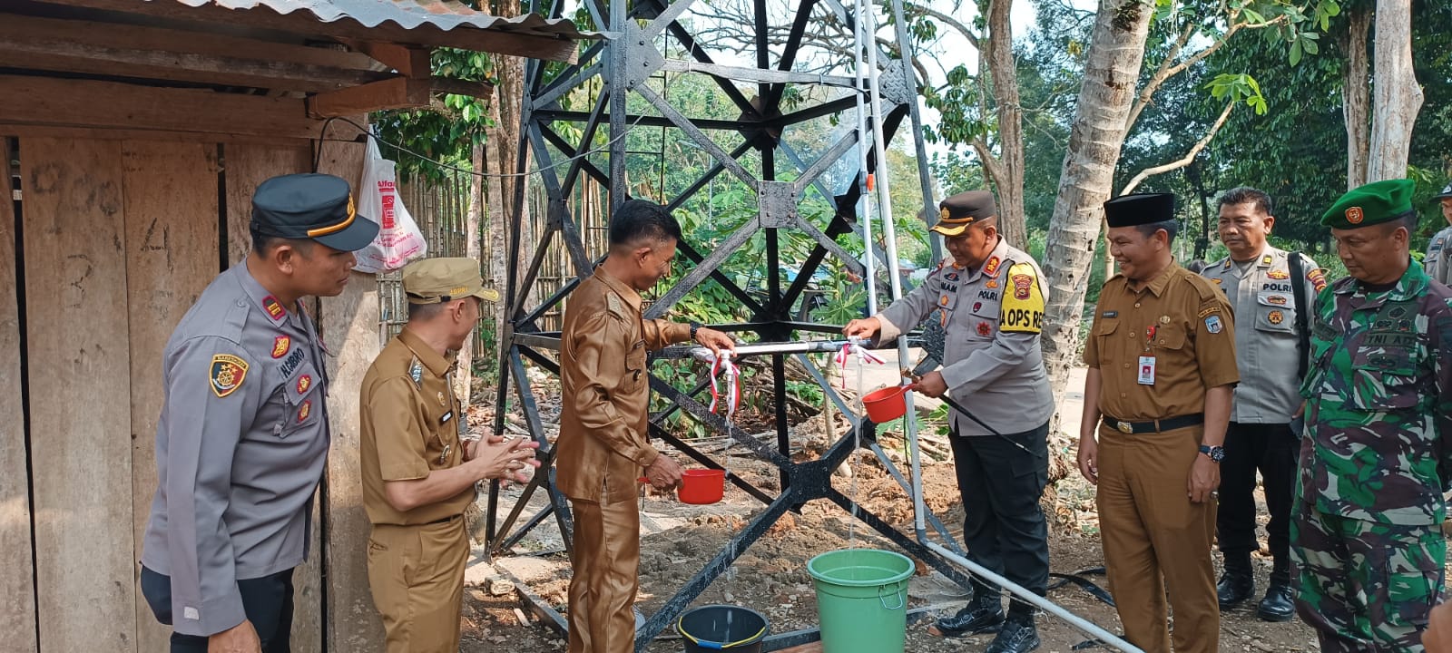 Kapolres Sarolangun Serahkan Bantuan Sumur Bor Dan Pompa Air kepada Masyarakat Desa Pangedaran Pauh