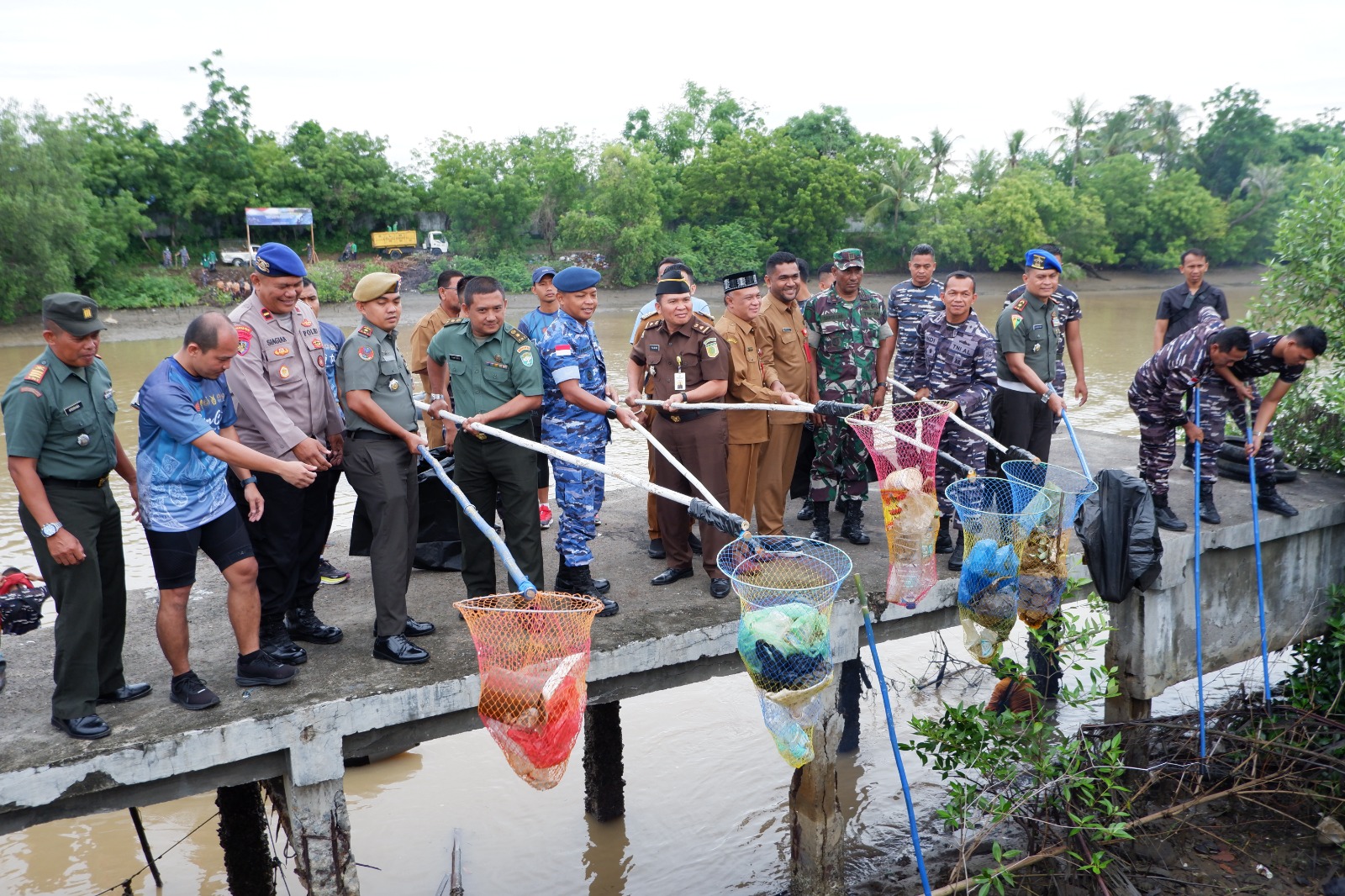 Lanal Lhokseumawe Gelar Kali Bersih dan Pelepasan The Rising Tide Cek Point Lhokseumawe