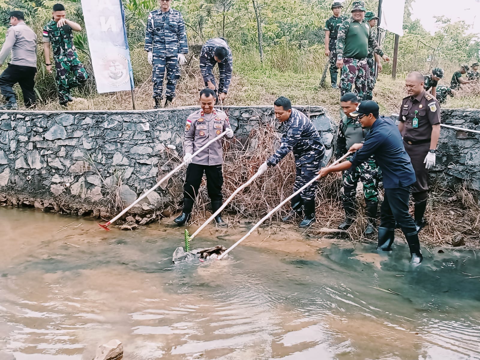 Lanal Bintan Bersama Unsur FKPD Bintan Menyelenggarakan Program Kali Bersih (Prikasih)