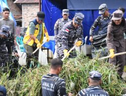 Rayakan HUT Ke-78 TNI Angkatan Laut, Lanal TBA Gelar Program Kali Bersih Dukung Pemerintah Daerah