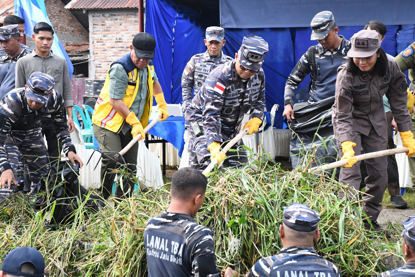 Rayakan HUT Ke-78 TNI Angkatan Laut, Lanal TBA Gelar Program Kali Bersih Dukung Pemerintah Daerah