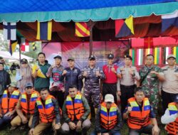 Meriahkan Rangkaian HUT TNI AL, Lanal Simeulue Bersama Pemerintah dan Masyarakat Laksanakan Program Kali Bersih dan Pembagian Jaket Keselamatan Kepada Nelayan