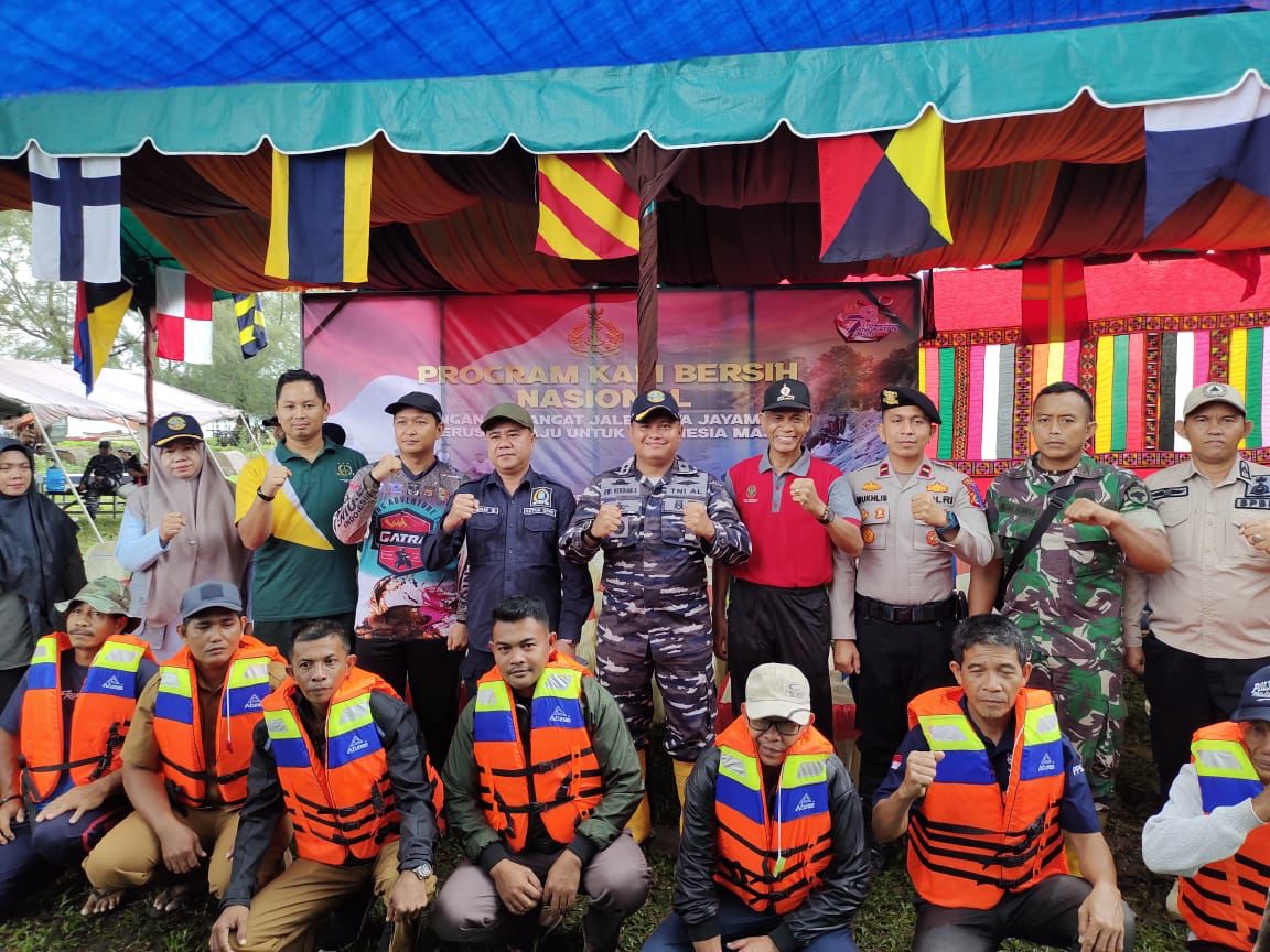 Meriahkan Rangkaian HUT TNI AL, Lanal Simeulue Bersama Pemerintah dan Masyarakat Laksanakan Program Kali Bersih dan Pembagian Jaket Keselamatan Kepada Nelayan