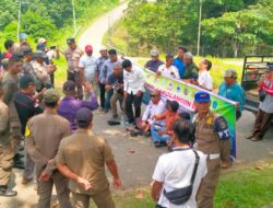 Personil Polres Sarolangun bersinergi Bersama Personil TNI dan Sat Pol PP Berikan Pengamanan Atas Kegiatan Aksi Unjukrasa di Depan Kantor Bupati Sarolangun