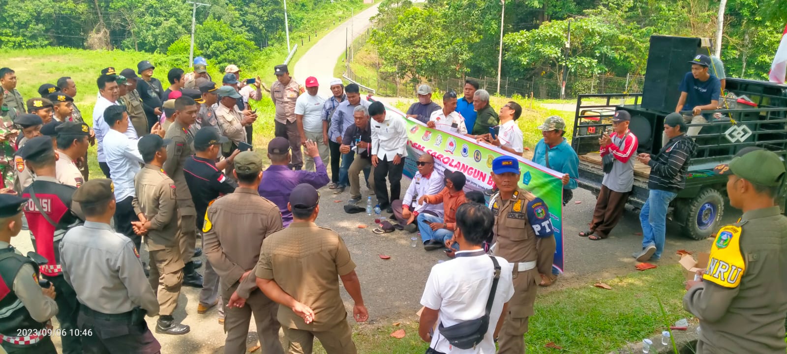 Personil Polres Sarolangun bersinergi Bersama Personil TNI dan Sat Pol PP Berikan Pengamanan Atas Kegiatan Aksi Unjukrasa di Depan Kantor Bupati Sarolangun