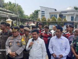 Personil Polres Sarolangun bersinergi Bersama Personil TNI dan Sat Pol PP Berikan Pengamanan Atas Kegiatan Aksi Unjukrasa di Depan Kantor Bupati Sarolangun