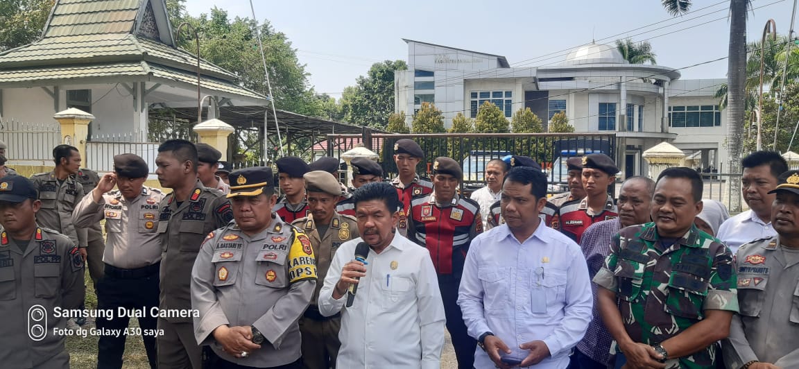 Personil Polres Sarolangun bersinergi Bersama Personil TNI dan Sat Pol PP Berikan Pengamanan Atas Kegiatan Aksi Unjukrasa di Depan Kantor Bupati Sarolangun