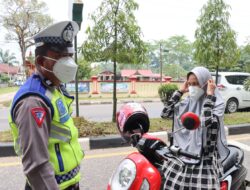 Polres Sarolangun dan Polsek Jajaran Bagikan Masker Antisipasi dampak EL NINO