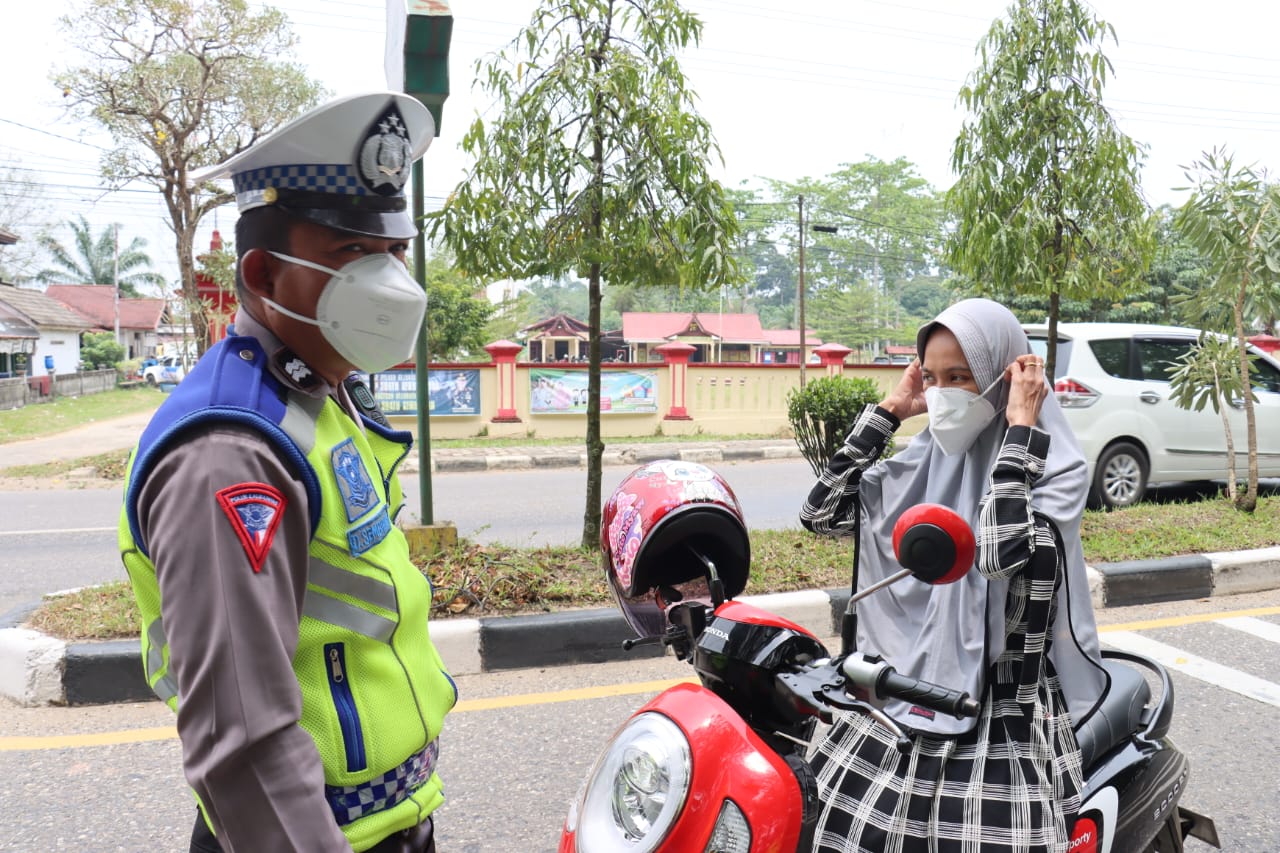 Polres Sarolangun dan Polsek Jajaran Bagikan Masker Antisipasi dampak EL NINO