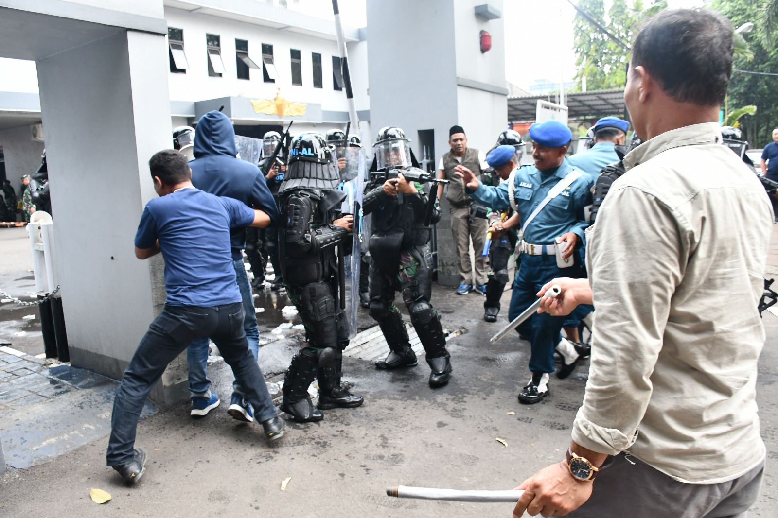 Pangkalan TNI AL Bandung Didemo, Pasukan Dakhura Pukul Mundur Pengunjuk Rasa