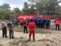 Kebakaran Lahan Kebun di Dusun Limau Kapas, Polsek Pelawan Singkut bersama Tim Gabungan dan Masyarakat Sigap Padamkan Api